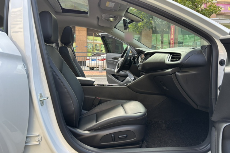 别克 君威 2024款 25T 超享版中控内饰7005