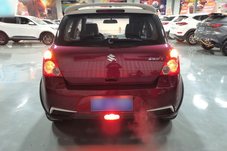 铃木 雨燕 2016款 1.5L 自动时尚型酷玩版车身外观6