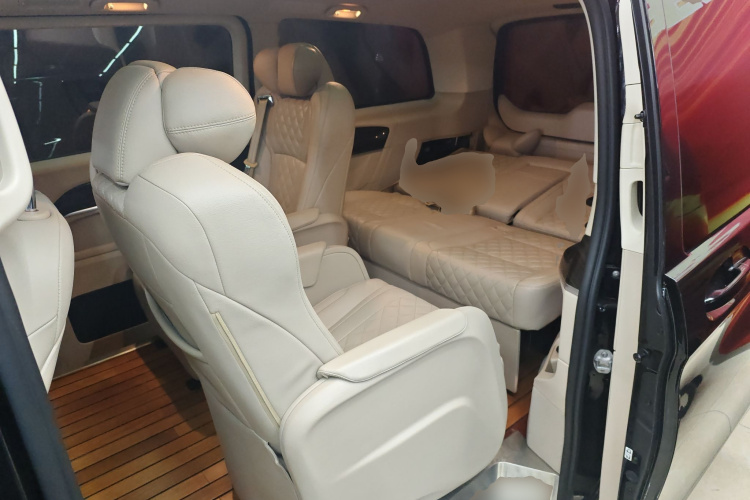 奔驰V级 2018款 V 260 领航版 国VI中控内饰7004