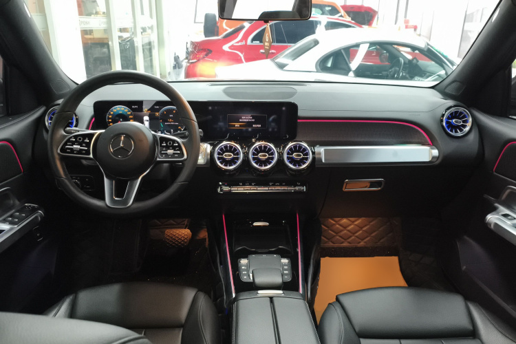 奔驰GLB 2021款 GLB 200 动感型中控内饰12