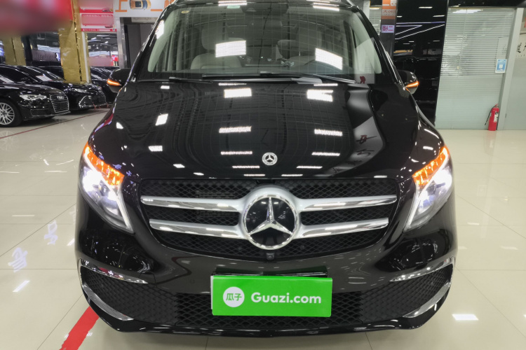 奔驰V级 2022款 V 260 尊贵版车身外观2