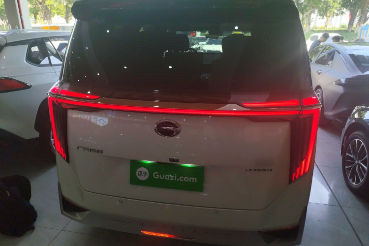 广汽传祺 传祺M8 2023款 宗师系列 双擎 御尊版车身外观6