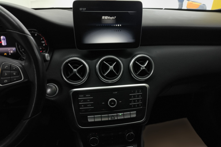 奔驰A级(进口) 2018款 A 200 动感型局部细节16