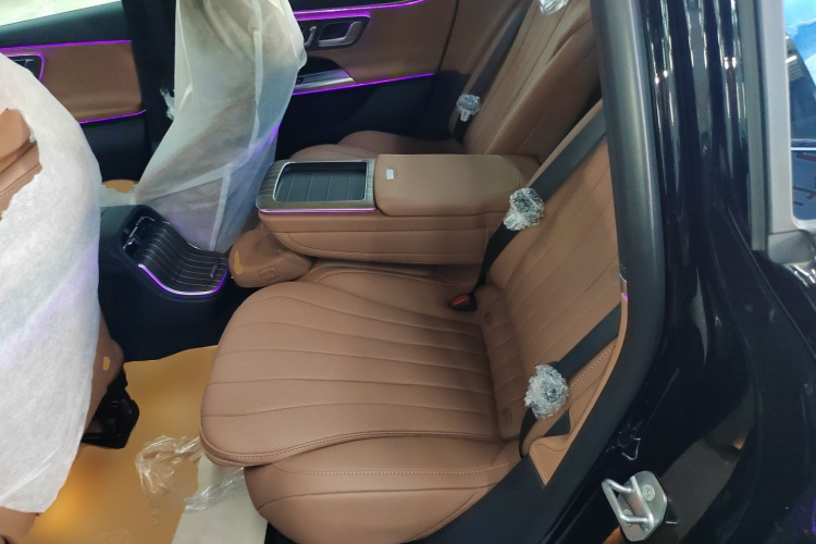 奔驰E级 2025款 改款 E 300 L 豪华型中控内饰7004