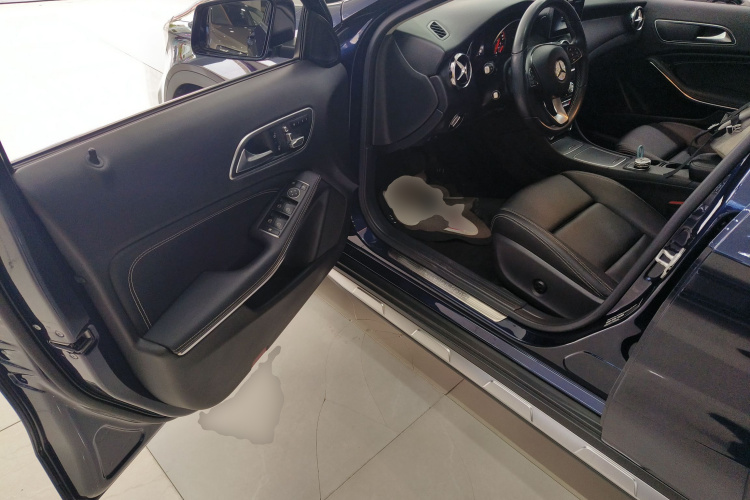 奔驰GLA 2018款 GLA 200 动感型中控内饰20