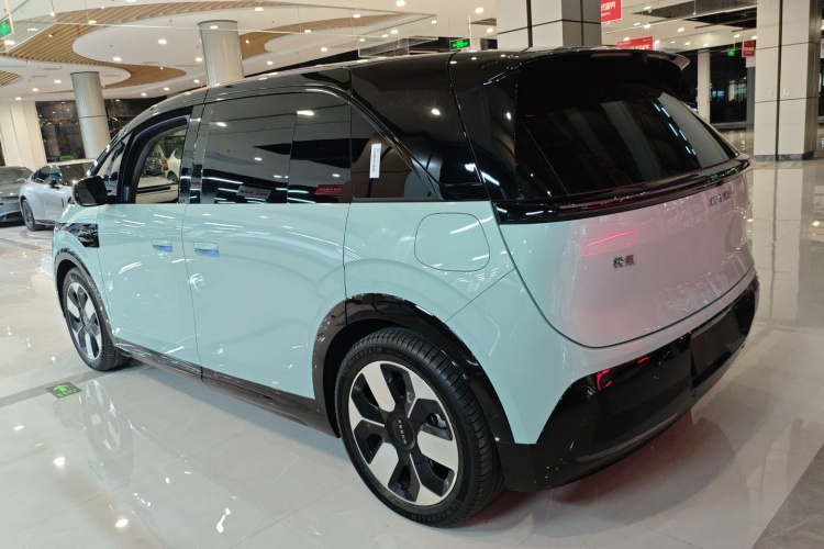 极氪MIX 2025款 智驾版车身外观4