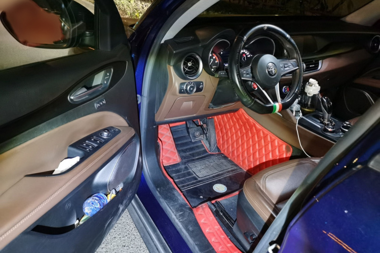 阿尔法·罗密欧 Stelvio斯坦维 2017款 2.0T 200HP 精英版中控内饰7003