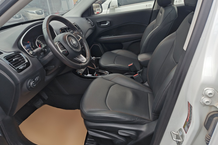 Jeep 指南者 2020款 220T 自动精英版中控内饰19