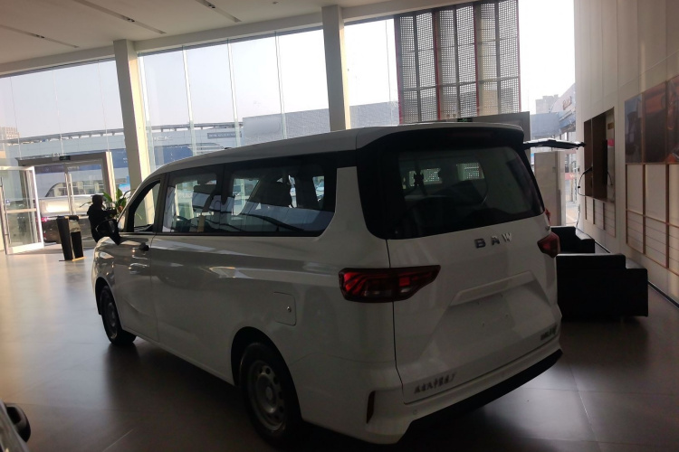 BAW北汽制造 锐胜王牌M7 2024款 1.6L 长轴创富型 7座车身外观6005