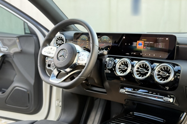 奔驰A级 2022款 改款三 A 200 L 运动轿车时尚型中控内饰7003