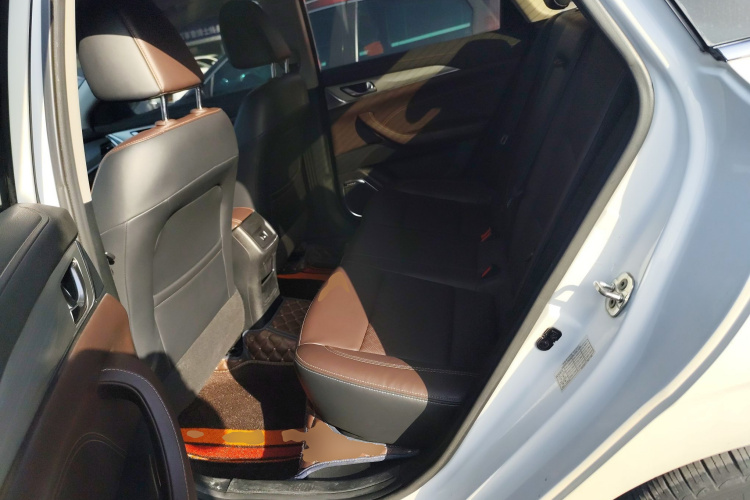 长安 逸动 2018款 1.6L GDI 自动领尚型中控内饰7004