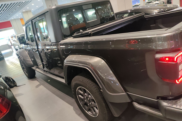 Jeep 角斗士 2023款 3.6L Overland车身外观4