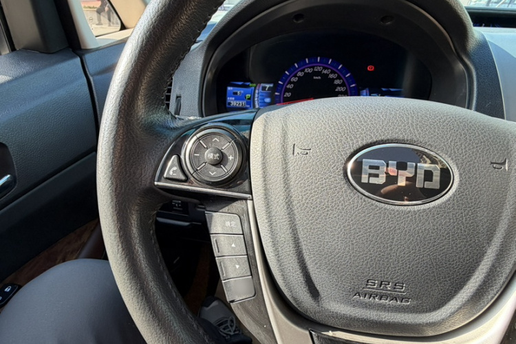 比亚迪M6 2015款 2.4L 自动豪华型中控内饰7013