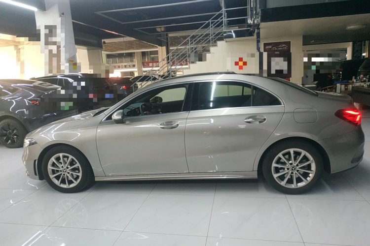 奔驰A级 2019款 A 200 L 运动轿车车身外观4