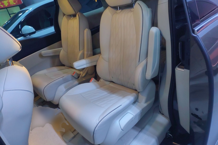 别克GL8 2022款 陆上公务舱 652T 豪华型中控内饰21