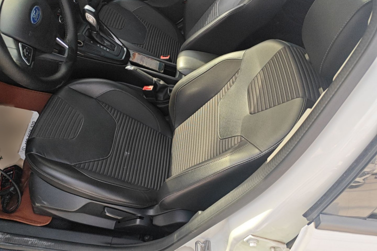 福特 福克斯 2017款 两厢 1.6L 自动风尚型智行版中控内饰19