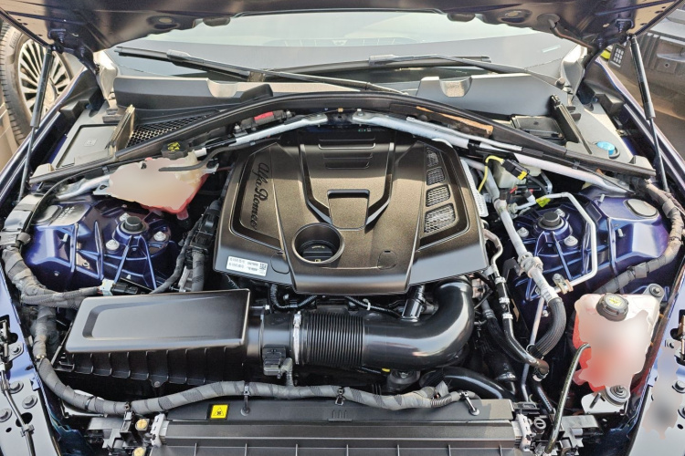 阿尔法·罗密欧 Giulia朱丽叶 2017款 2.0T 200HP 精英版机舱底盘24