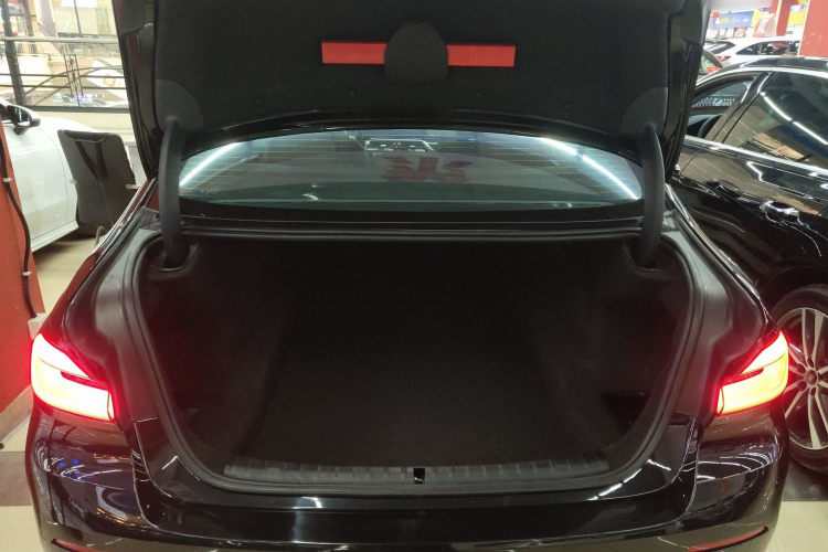 宝马5系 2021款 525Li 豪华套装机舱底盘23