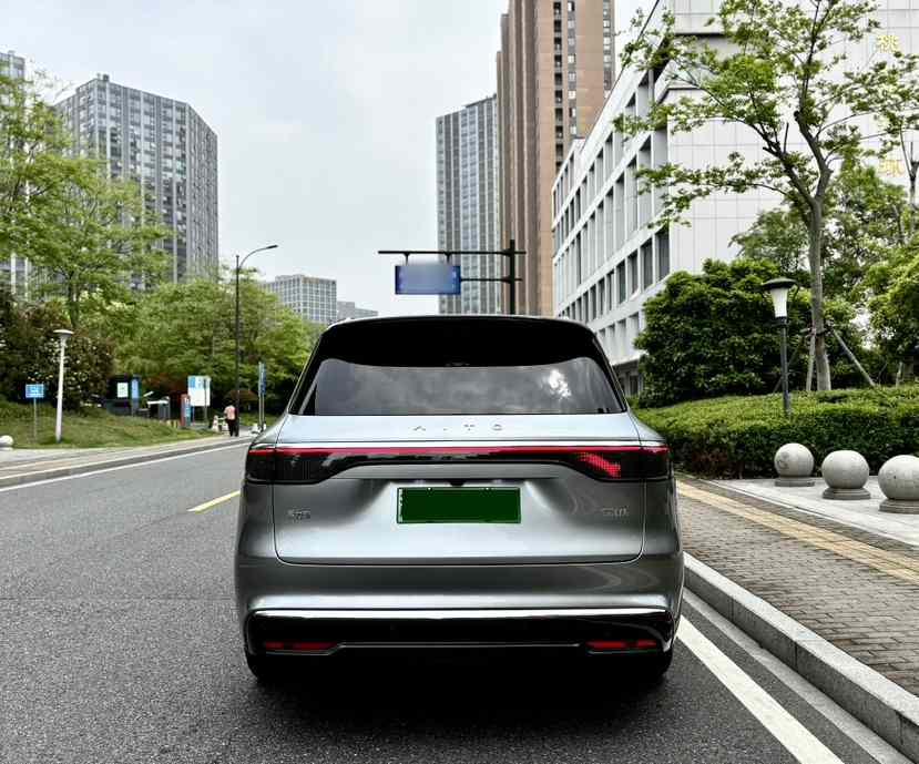 鸿蒙智行 问界M8 2025款 增程 Max+版 53.4kWh 5座版 (192线激光雷达）(5)