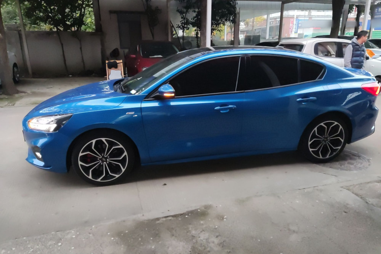 福特 福克斯 2020款 三厢 EcoBoost 180 自动ST Line车身外观4