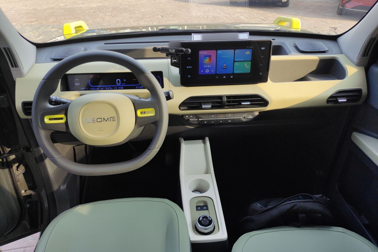 吉利银河 2024款 200km 熊猫骑士中控内饰12