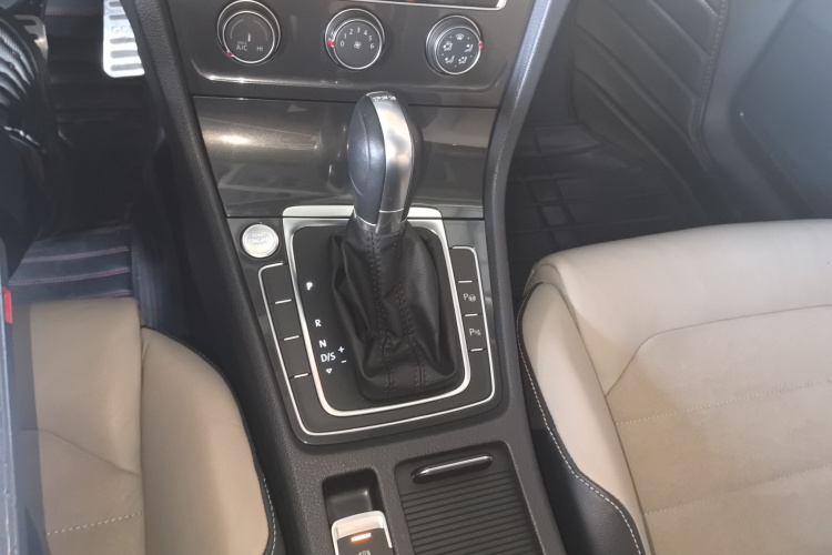 大众 高尔夫 2017款 230TSI 自动豪华百万辆纪念版局部细节18