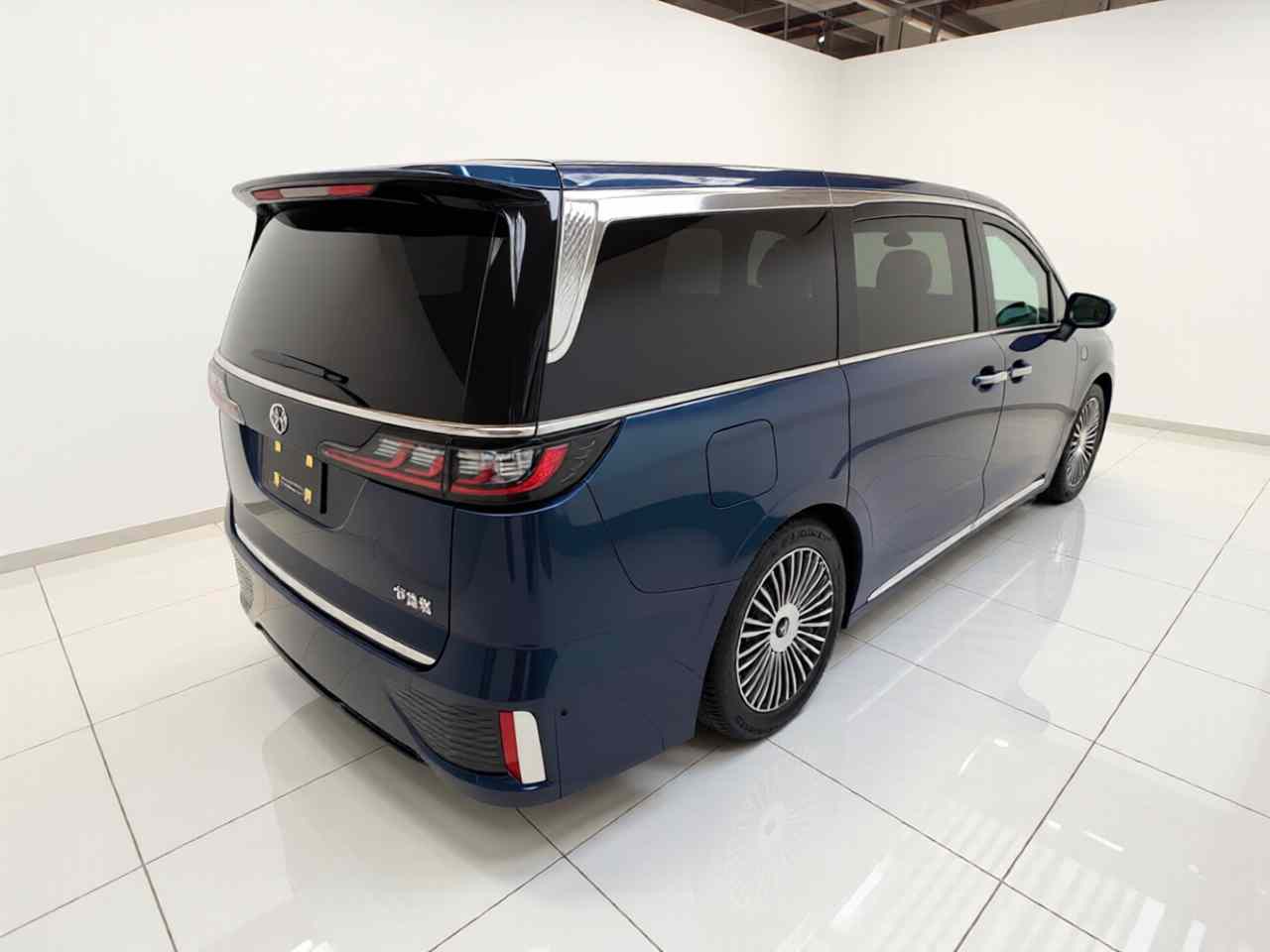 岚图汽车 岚图梦想家 2025款 PHEV 四驱旗舰鲲鹏版(5)