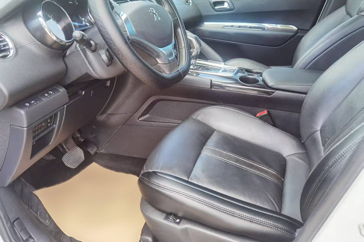 标致3008 2015款 2.0L 自动潮流版中控内饰7010