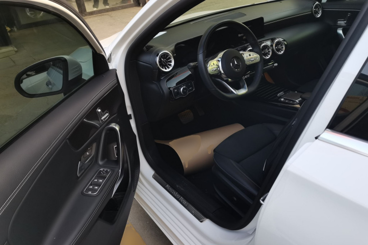 奔驰A级 2021款 A 200 L 运动轿车时尚型中控内饰19