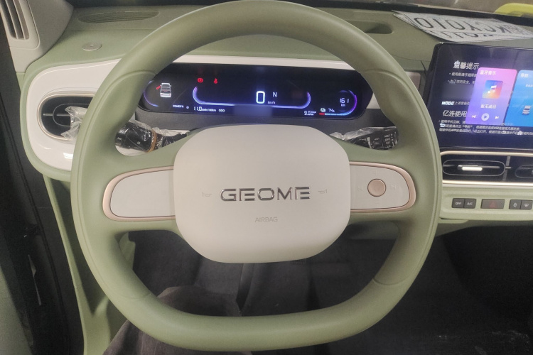 吉利银河 2025款 210km 熊猫骑士中控内饰13