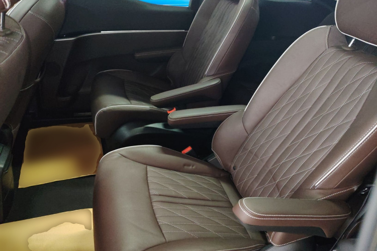 别克GL8 2022款 陆上公务舱 652T 尊贵型中控内饰21