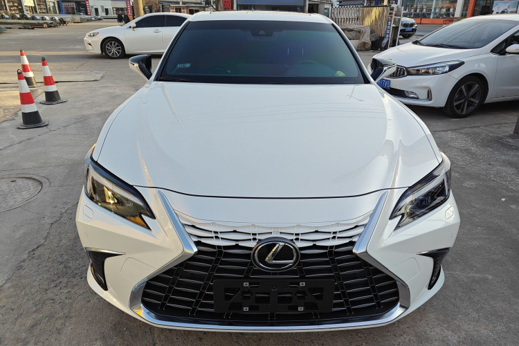 雷克萨斯ES 2025款 200 臻享版车身外观2