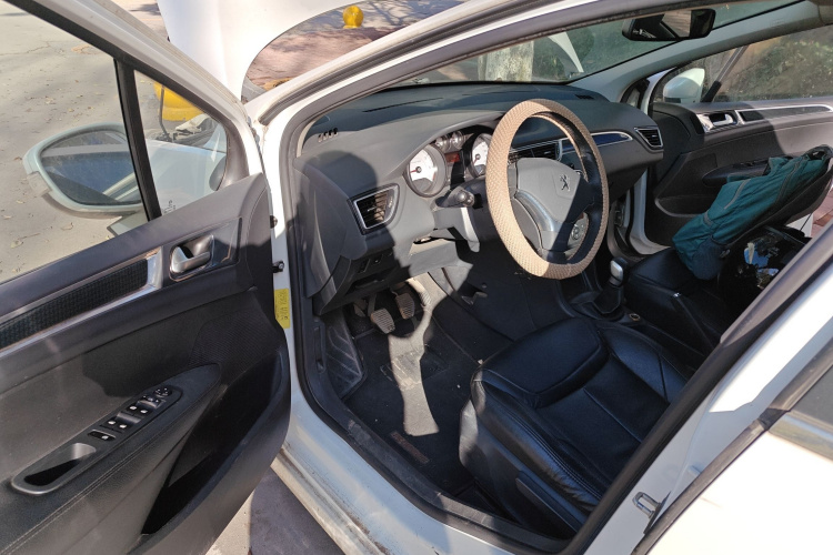 标致308 2014款 乐享版 经典 1.6L 手动风尚型中控内饰20