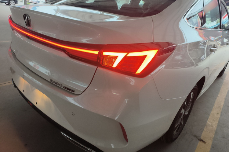 长安 逸动 2025款 PLUS 1.4T 双离合高能版车身外观9