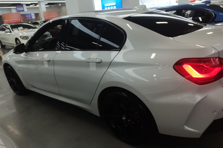 宝马1系 2022款 125i M运动曜夜版车身外观4