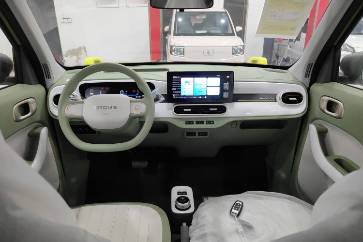 吉利银河 2025款 210km 熊猫骑士中控内饰7002