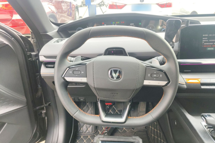 长安UNI-V 2022款 1.5T 尊贵型中控内饰13