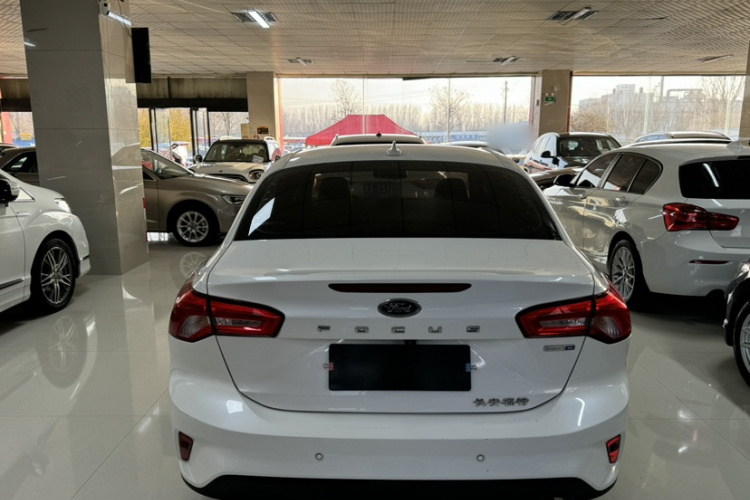 福特 福克斯 2019款 三厢 EcoBoost 180 自动锋潮型中控内饰7004