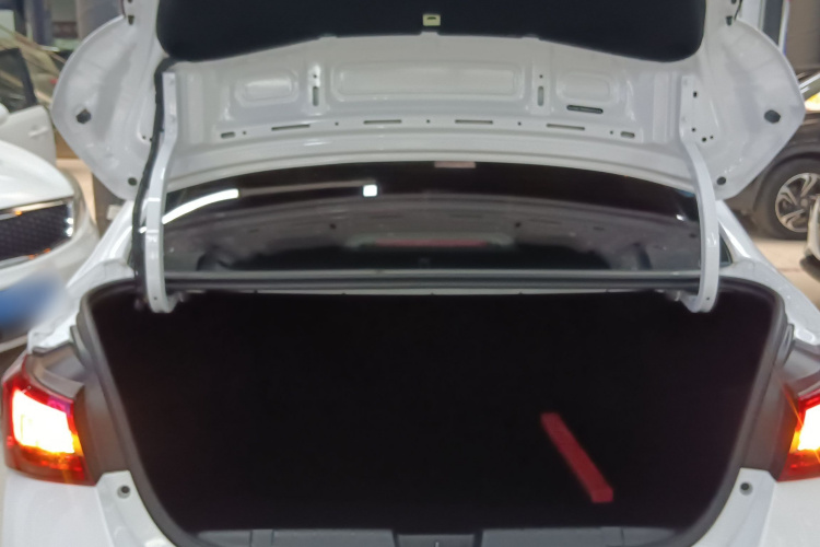 奇瑞 艾瑞泽5 2021款 PRO 1.5L 手动青春版机舱底盘23