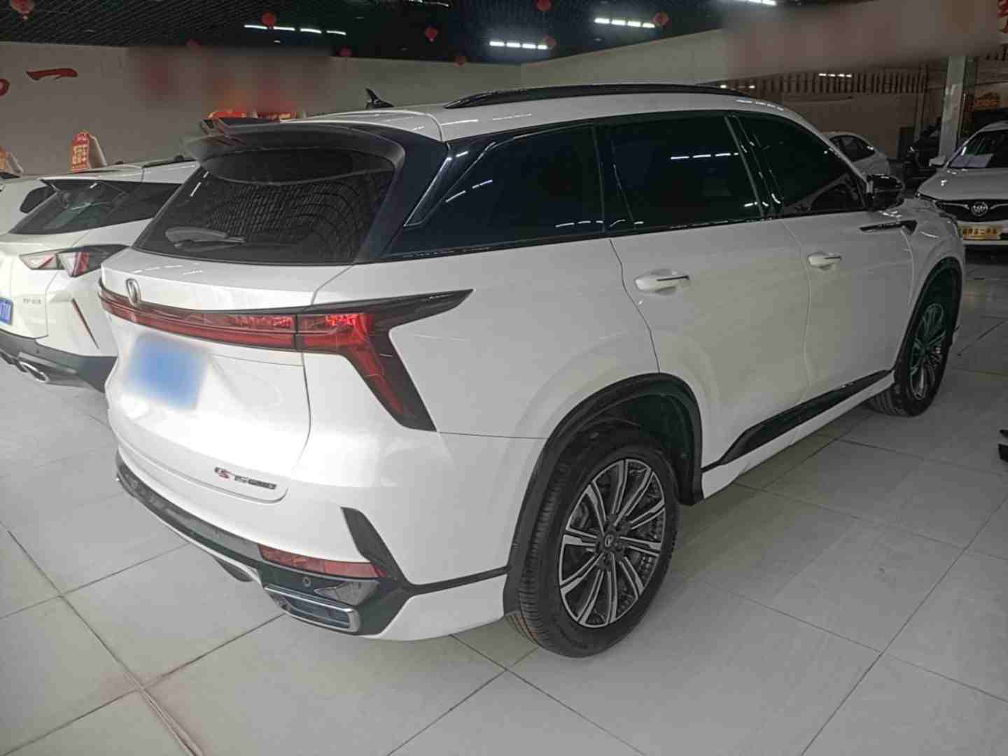 车辆右后45度外观展示