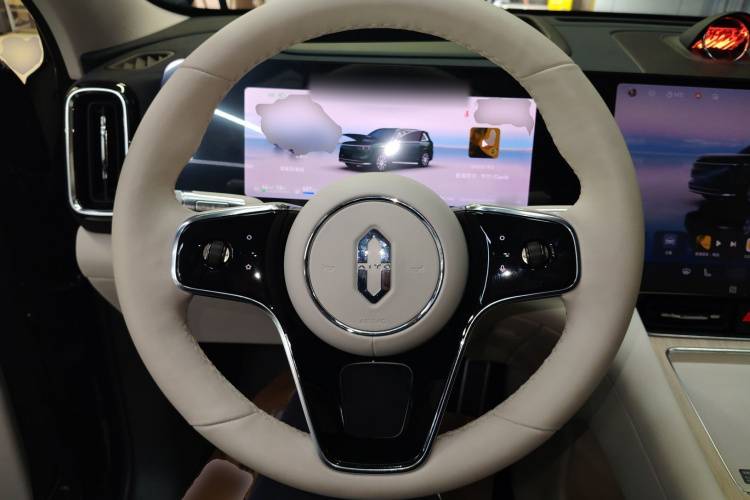 鸿蒙智行 问界M8 2025款 增程 Max+版 53.4kWh 5座版中控内饰13