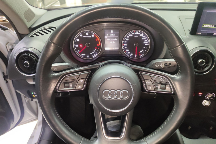 奥迪A3 2018款 30周年年型 Limousine 35 TFSI 进取型中控内饰13