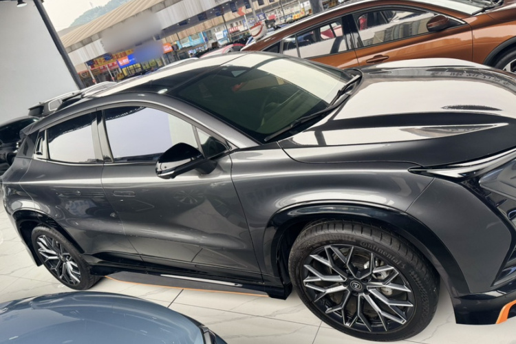 长安UNI-T 2022款 1.5T 运动版 尊贵型车身外观6003