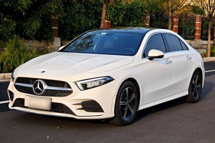 奔驰A级 2022款 改款三 A 200 L 运动轿车时尚型车身外观1