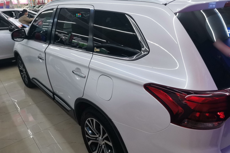 三菱 欧蓝德 2018款 2.4L 四驱豪华版 7座车身外观6003