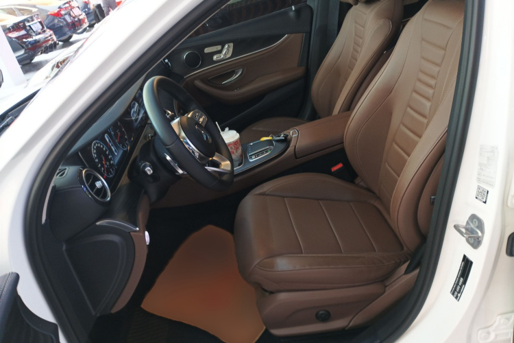 奔驰E级 2020款 E 300 L 运动时尚型局部细节19