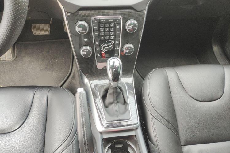 沃尔沃V40 2018款 T3 智逸版局部细节9002