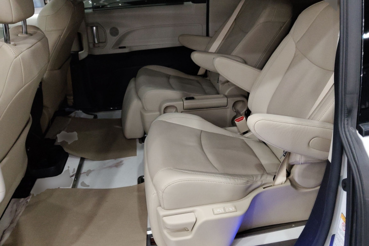 丰田 赛那SIENNA 2021款 2.5L混动 至尊版中控内饰21