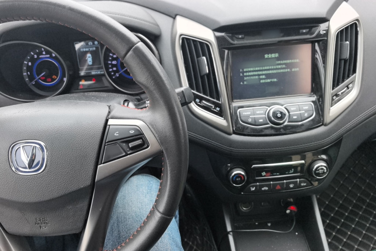 长安 逸动 2016款 XT 1.6L 手动俊酷型中控内饰12