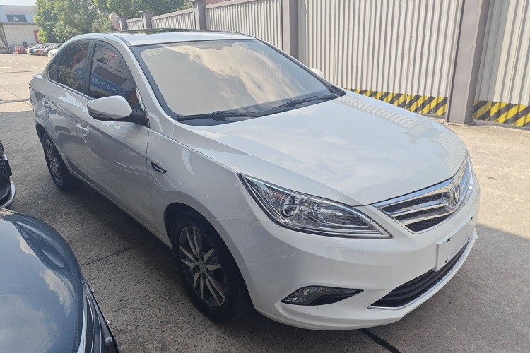 长安 逸动 2015款 1.6L 自动豪华型车身外观3